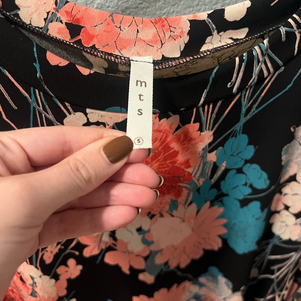 Dress with cut out sleeves and pockets size small - Picture 5 of 5